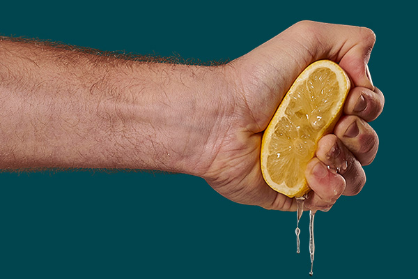 Hånd med citron 600x400
